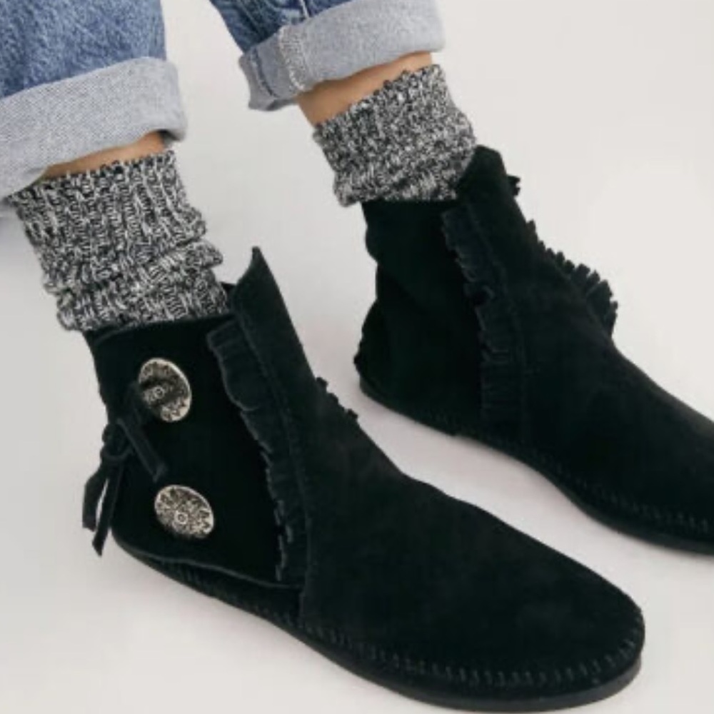 FREE PEOPLE x Minnetonka 2 Button Concho Moccasins
